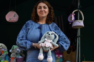 МАЙСТРИНЯ З ВЕЛИКИХ ДМИТРОВИЧІВ СТВОРЮЄ НЕПОВТОРНІ МЯКІ ІГРАШКИ